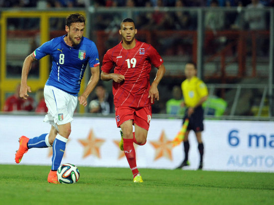 Claudio Marchisio (i) marc el gol para Italia frente a Luxemburgo.