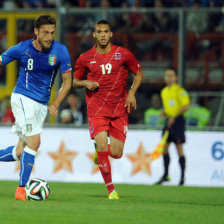 Claudio Marchisio (i) marc el gol para Italia frente a Luxemburgo.