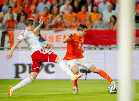 Robin van Persie (d) sali en el segundo tiempo por una molestia muscular.