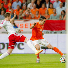 Robin van Persie (d) sali en el segundo tiempo por una molestia muscular.