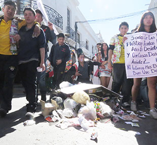 PARADOJA. La marcha a favor del medio ambiente coincidi con la basura dejada en la plaza 25 de Mayo por la marcha de EMAS.