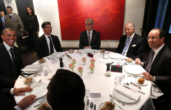 REUNIÓN. El presidente de Estados Unidos, Barack Obama, participa de una reunión con el presidente francés, François Hollande