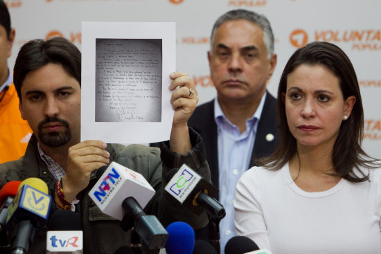 MENSAJE. El dirigente politico Freddy Guevara (i) y la ex diputada, Maria Corina Machado (d), muestran una carta escrita por Leopoldo López.