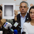 MENSAJE. El dirigente politico Freddy Guevara (i) y la ex diputada, Maria Corina Machado (d), muestran una carta escrita por Leopoldo López.