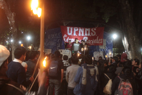 PRESIÓN. Los estudiantes participaron de una marcha de teas pacífica que recorrió varias calles del centro de la ciudad.