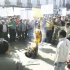 PROTESTA. Un grupo de transportistas quema un muñeco de Luis Ayllón en el frontis de la Alcaldía de Sucre.