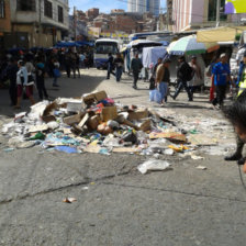 INSALUBRE: En los tres días de paro, en las calles se formaron grandes promontorios de basura que fue depositada por los vecinos.