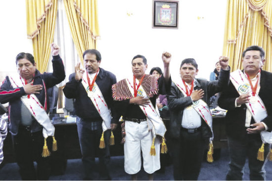 Acto. Jura el nuevo presidente de la Asamblea Legislativa Departamental, Pedro Vela.