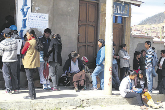FILAS. Largas colas en los centros de empadronamiento; discapacitados, ancianos y madres tienen que esperar por varias horas.