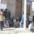 FILAS. Largas colas en los centros de empadronamiento; discapacitados, ancianos y madres tienen que esperar por varias horas.