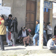 FILAS. Largas colas en los centros de empadronamiento; discapacitados, ancianos y madres tienen que esperar por varias horas.