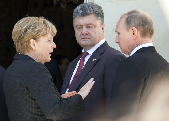 ENCUENTRO. La canciller alemana, Angela Merkel, junto al presidente electo de ucrania Petr Poroshenko y el mandatario ruso Vladimir Putin.