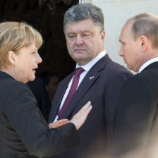 ENCUENTRO. La canciller alemana, Angela Merkel, junto al presidente electo de ucrania Petr Poroshenko y el mandatario ruso Vladimir Putin.