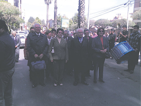 HOMENAJE. Los maestros y maestras de la promocin 1964 participaron de un corto desfile.