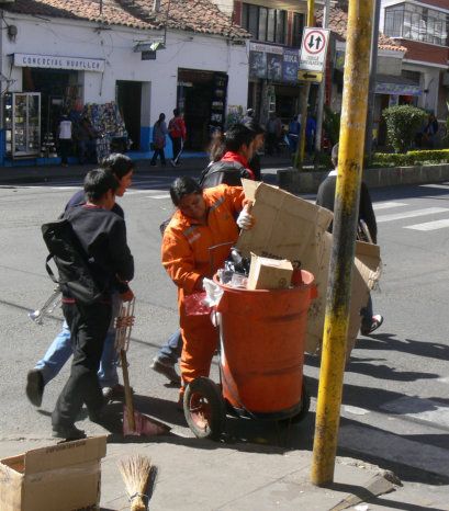 TRABAJO. El servicio de recojo de basura se retom ayer, aunque con problemas.