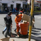 TRABAJO. El servicio de recojo de basura se retom ayer, aunque con problemas.