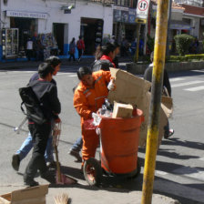 TRABAJO. El servicio de recojo de basura se retom ayer, aunque con problemas.