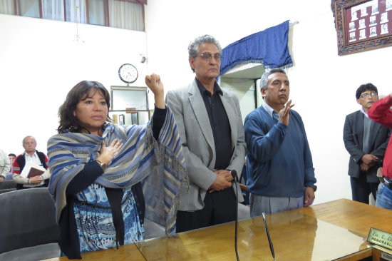 JURAMENTO. Germn Gutirrez (c), Domingo Martnez (d) y Vernica Berros juran a sus nuevos cargos, tras la eleccin en el Concejo Municipal.