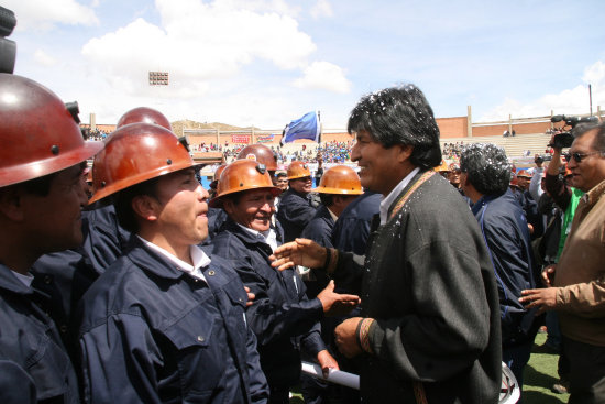 ALIADOS. El presidente Evo Morales sell un acuerdo poltico con los cooperativistas mineros.