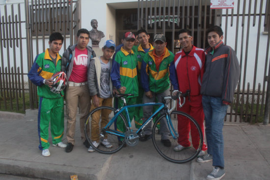 Las selecciones de Camiri (i) y Santa Cruz que participarn este fin de semana de los nacionales de ciclismo y duatln, respectivamente.