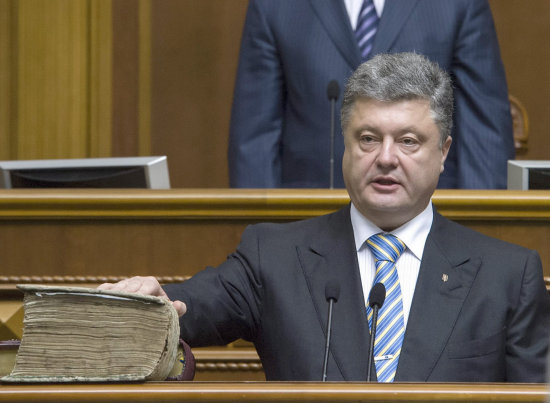 JURAMENTO. El flamante presidente ucraniano Petr Poroshenko al momento de jurar al cargo ante el Parlamento.