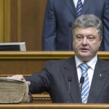 JURAMENTO. El flamante presidente ucraniano Petr Poroshenko al momento de jurar al cargo ante el Parlamento.