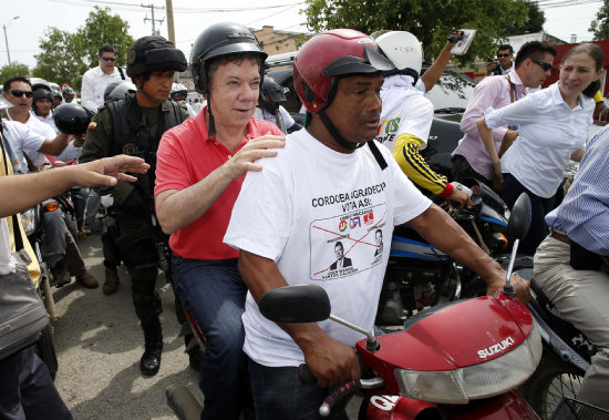 CAMPAA. El presidente de Colombia y Candidato a la reeleccin, Juan Manuel Santos, llega en moto al poblado de Montera.