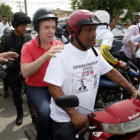 CAMPAA. El presidente de Colombia y Candidato a la reeleccin, Juan Manuel Santos, llega en moto al poblado de Montera.