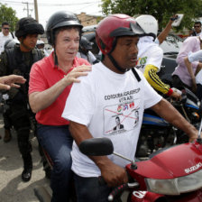 CAMPAA. El presidente de Colombia y Candidato a la reeleccin, Juan Manuel Santos, llega en moto al poblado de Montera.