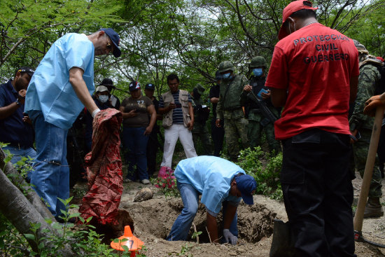 HALLAZGO. Integrantes de la Polica Federal de Mxico recogen los restos encontrados.