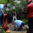 HALLAZGO. Integrantes de la Polica Federal de Mxico recogen los restos encontrados.