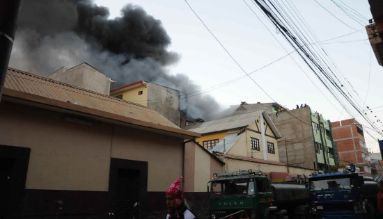 INCENDIO. Tres unidades de Bomberos de Cochabamba aplacaron el fuego en el edificio cntrico.