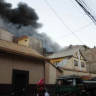 INCENDIO. Tres unidades de Bomberos de Cochabamba aplacaron el fuego en el edificio cntrico.