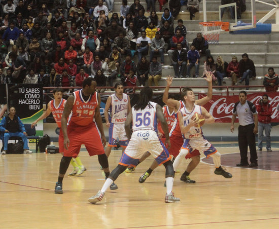 Una escena de un anterior partido entre Amistad y La Salle.