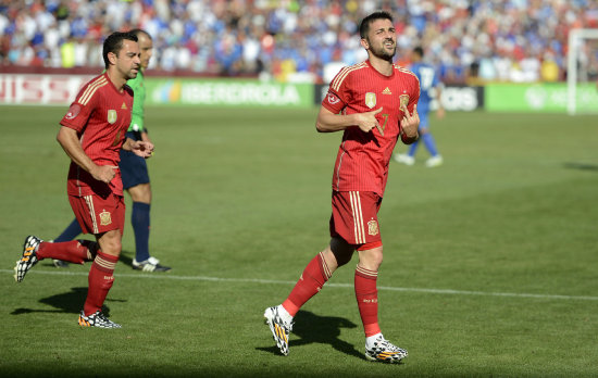 David Villa (d) anot un doblete en el triunfo de Espaa.