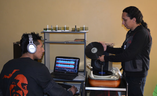 MSICA. Isaac Rivera y Fernando Hurtado durante su trabajo de digitalizacin de los discos de 78 RPM.