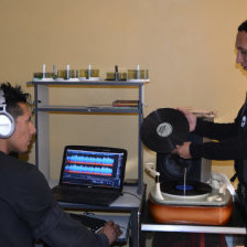 MSICA. Isaac Rivera y Fernando Hurtado durante su trabajo de digitalizacin de los discos de 78 RPM.