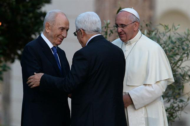 HISTRICO. Los lderes de Israel y Palestina reunidos con Francisco, ayer.