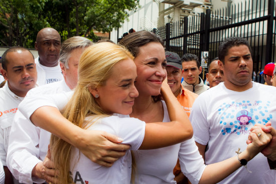 CONCENTRACIN. Mara Corina Machado y Lilian Tintori durante la marcha de ayer.