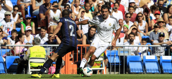 El portugus Luis Figo (d) visti las camisetas del Real Madrid y del Inter .