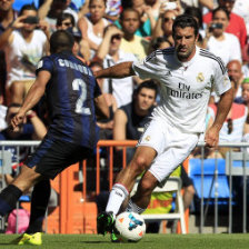 El portugus Luis Figo (d) visti las camisetas del Real Madrid y del Inter .