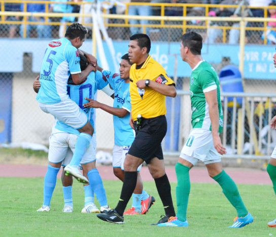 Los jugadores de Aurora celebran el gol salvador de Jaime Robles cuando el cotejo llegaba a su final; abajo, una escena del partido en el rea del equipo de Petrolero.