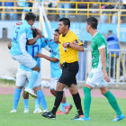 Los jugadores de Aurora celebran el gol salvador de Jaime Robles cuando el cotejo llegaba a su final; abajo, una escena del partido en el rea del equipo de Petrolero.