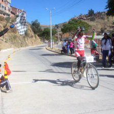 El tarabuqueo Cirilo Mamani cruza la meta en la prueba de ayer; abajo, Mamani junto a los pedalistas de Culpina.