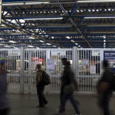 Algunas personas caminan junto a una estacin de metro cerrada por la huelga de los trabajadores.