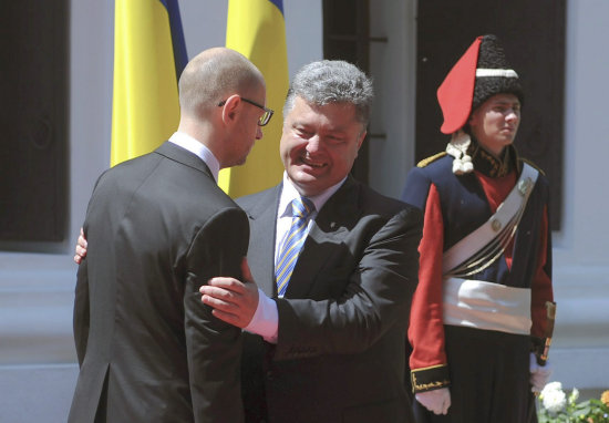 PROCESO. El presidente ucraniano, Petr Poroshenko, (d) durante su investidura.