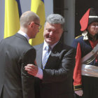 PROCESO. El presidente ucraniano, Petr Poroshenko, (d) durante su investidura.