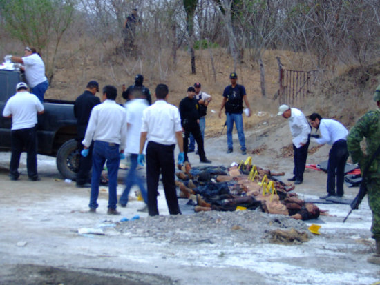 VIOLENCIA. Expertos forenses realizan pericias en los cuerpos encontrados.