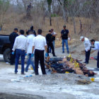 VIOLENCIA. Expertos forenses realizan pericias en los cuerpos encontrados.