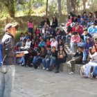 ASAMBLEA. Los estudiantes mantienen su posicin y decidieron que sus movilizaciones continuarn hoy, con una marcha a las 9:00.